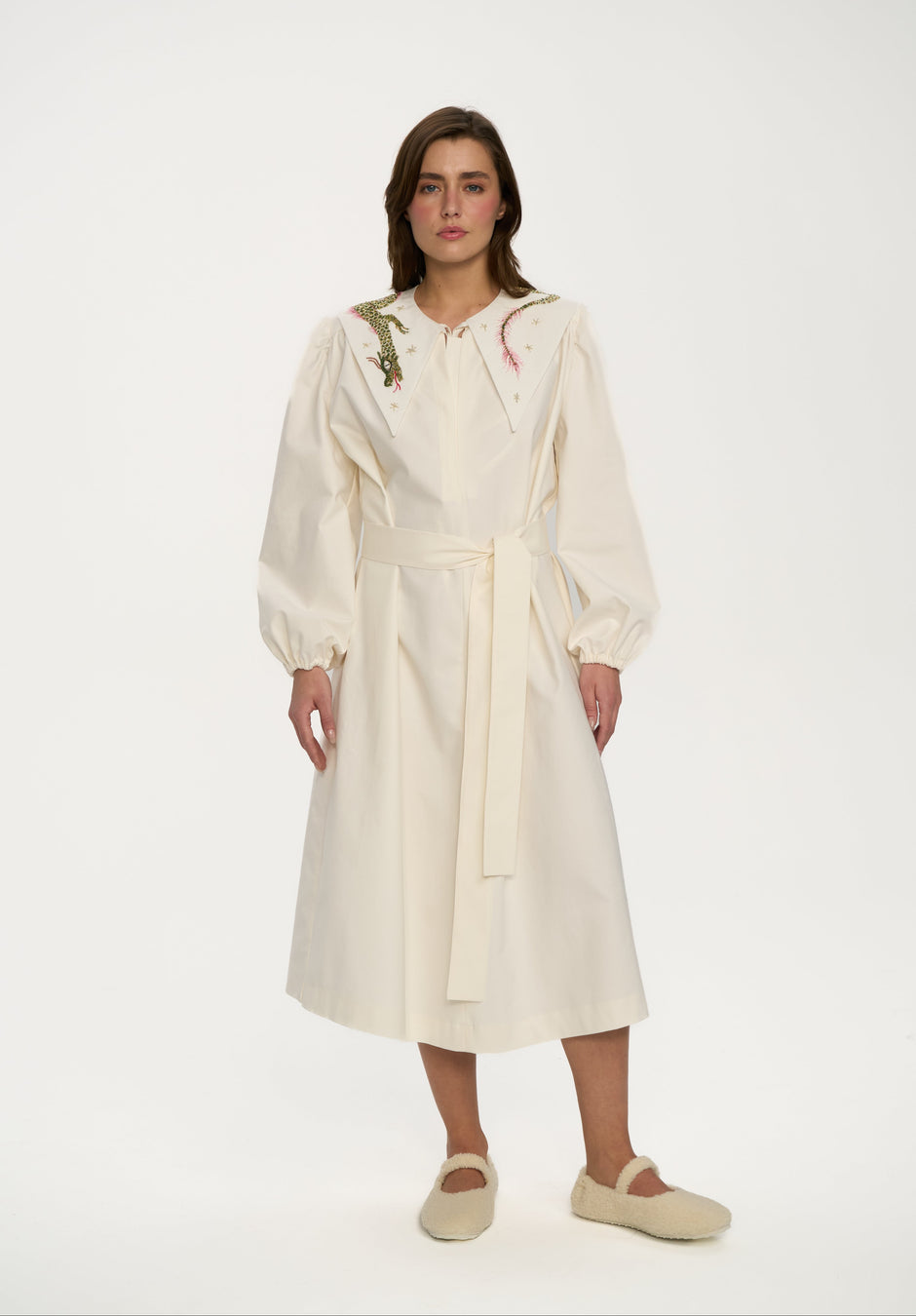 Woman wearing ice cream white relaxed-fit cotton dress with gathered shoulders and tie belt, full length front – Inner Tiger