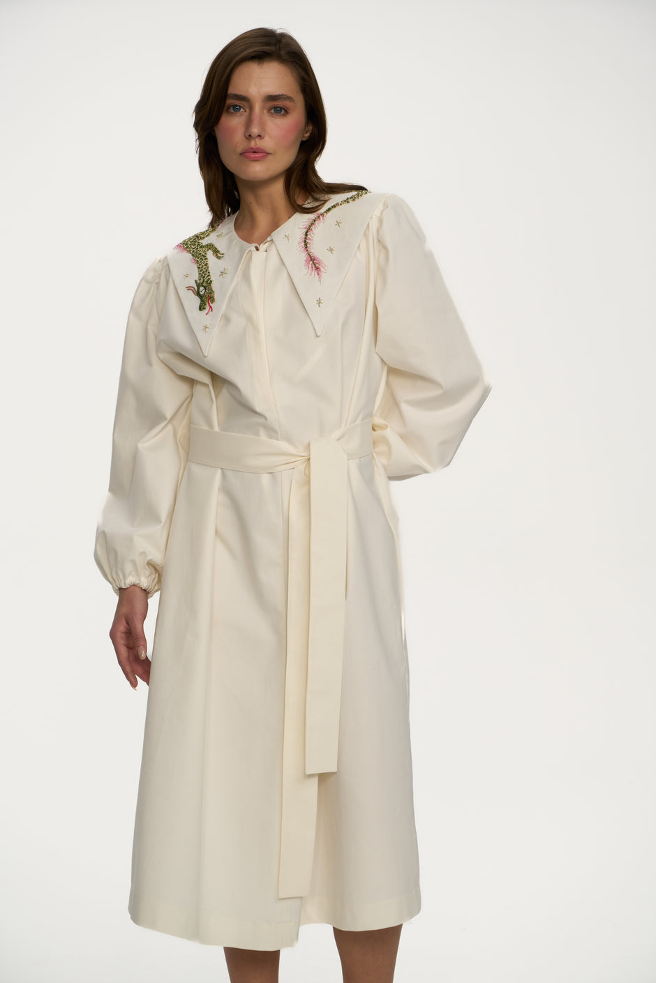 Minimal ice cream white organic cotton dress with straight neckline, volume sleeves and waist belt and dragon collar – Inner Tiger